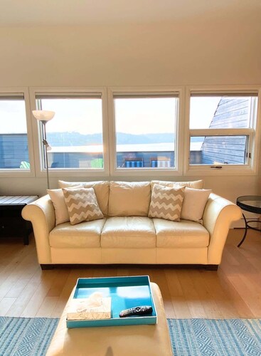 See Aurora and lake from EVERY room - 2bd 2bth