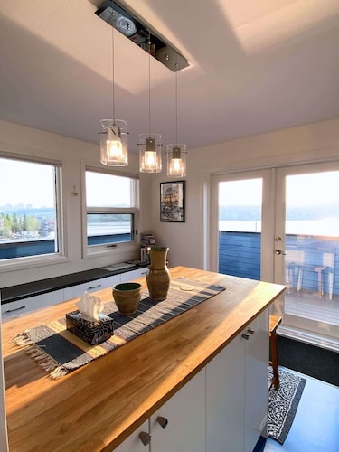 See Aurora and lake from EVERY room - 2bd 2bth