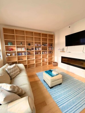 Fernseher, Kamin, Arbeitsbereiche