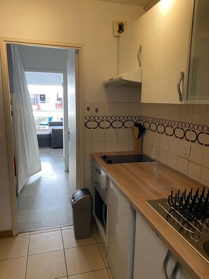 Fridge, microwave, stovetop, coffee/tea maker - Central Sylvaplana Studio in Juan-les-Pins, Parking Included (Antibes)