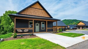 Exterior - Charming Cabin • Hot Tub & Picture-Perfect Views (Pigeon Forge)