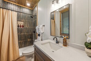Shower, towels - Charming Cabin • Hot Tub & Picture-Perfect Views (Pigeon Forge)