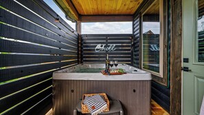 Outdoor spa tub - Charming Cabin • Hot Tub & Picture-Perfect Views (Pigeon Forge)