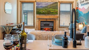 Dining - Charming Cabin • Hot Tub & Picture-Perfect Views (Pigeon Forge)