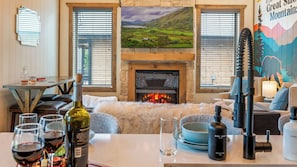 Dining - Charming Cabin • Hot Tub & Picture-Perfect Views (Pigeon Forge)