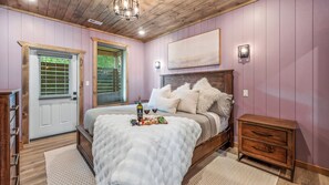 3 bedrooms, iron/ironing board, free WiFi, bed sheets - Charming Cabin • Hot Tub & Picture-Perfect Views (Pigeon Forge)
