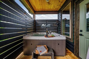 Outdoor spa tub - Charming Cabin • Hot Tub & Picture-Perfect Views (Pigeon Forge)