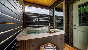 Indoor spa tub - Charming Cabin • Hot Tub & Picture-Perfect Views (Pigeon Forge)
