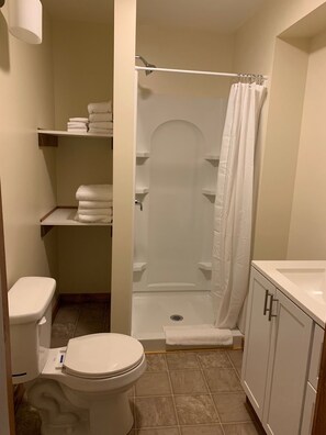 Shower, towels - Charming, Private 1-bedroom in Utica perfect for your getaway (Utica)