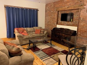 Living area - Charming, Private 1-bedroom in Utica perfect for your getaway (Utica)