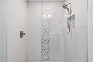 Regadera, secadora de cabello, toallas, shampoo 