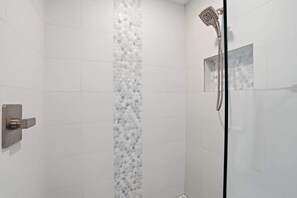 Regadera, secadora de cabello, toallas, shampoo 