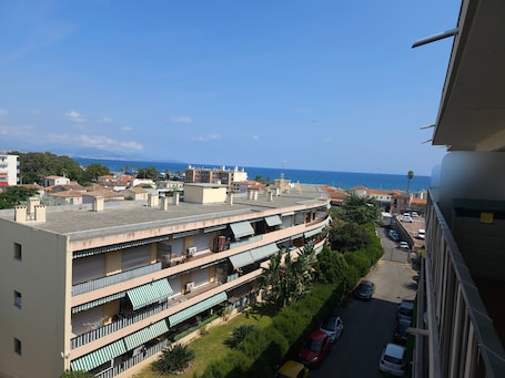 Esterni. Antibes - Ampio monolocale vista mare Cap d'Ambre