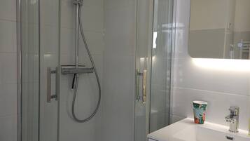 Een douche, handdoeken