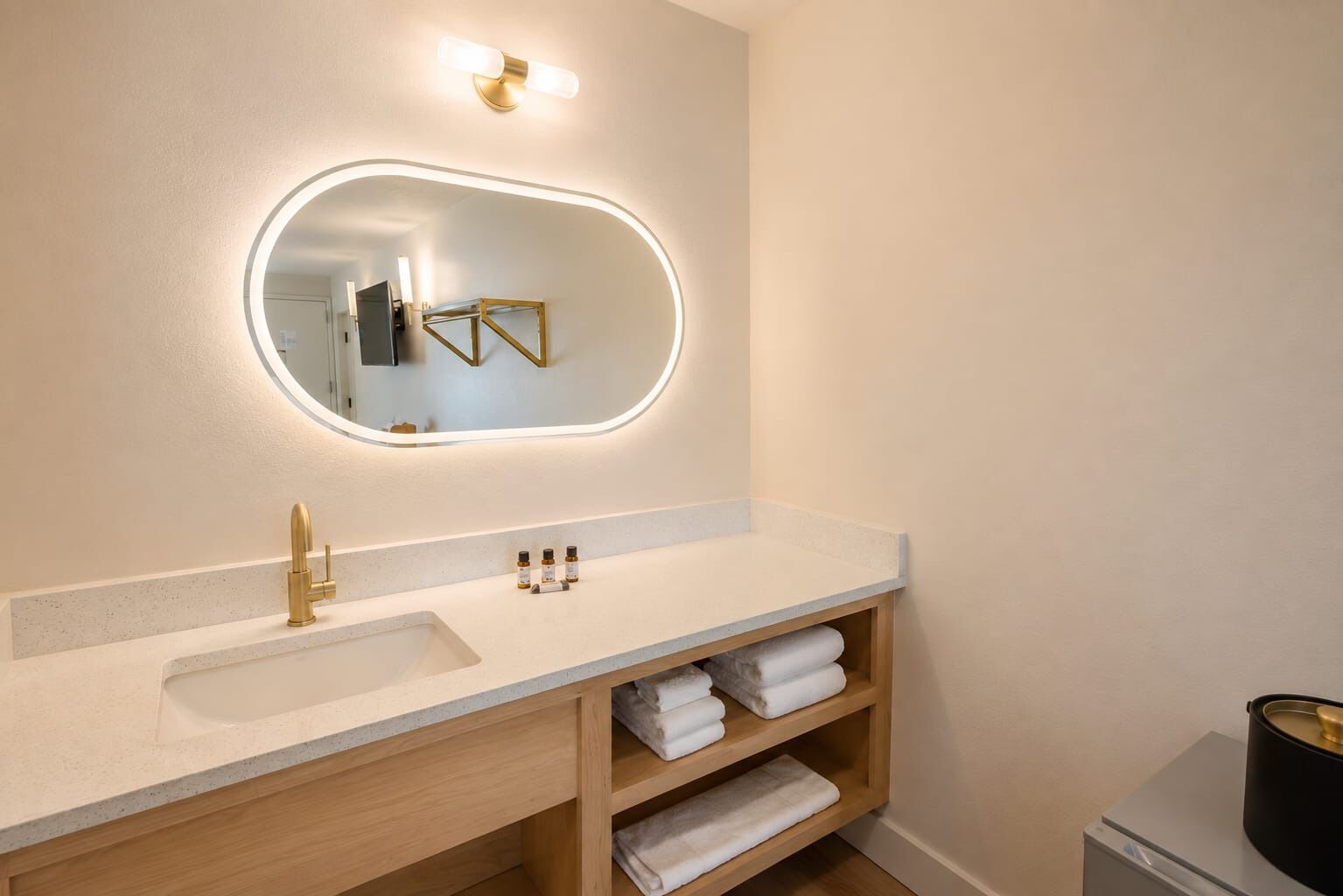 Habitación clásica doble, 2 camas de matrimonio | Baño | Ducha, toallas, jabón y champú
