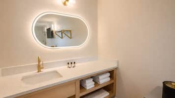 Habitación clásica doble, 2 camas de matrimonio | Baño | Ducha, toallas, jabón y champú