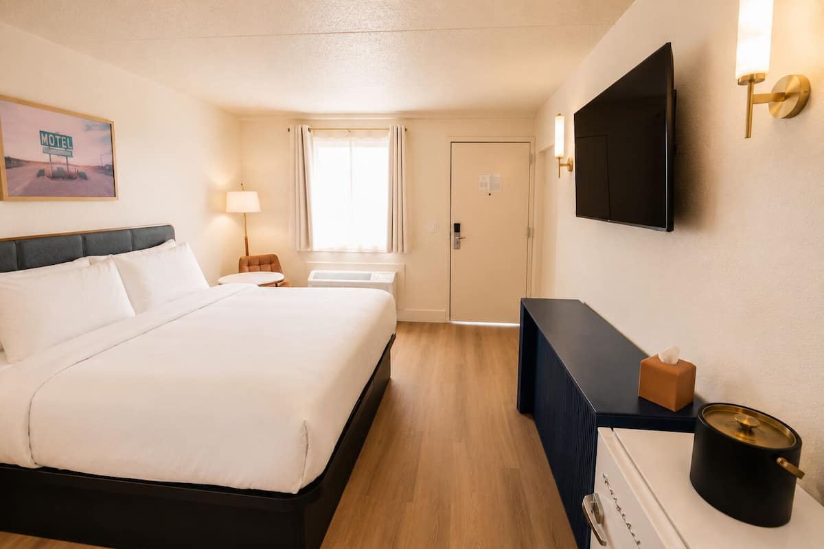 Habitación individual clásica, 1 cama King size | Escritorio, espacio para trabajar con laptop y wifi gratis