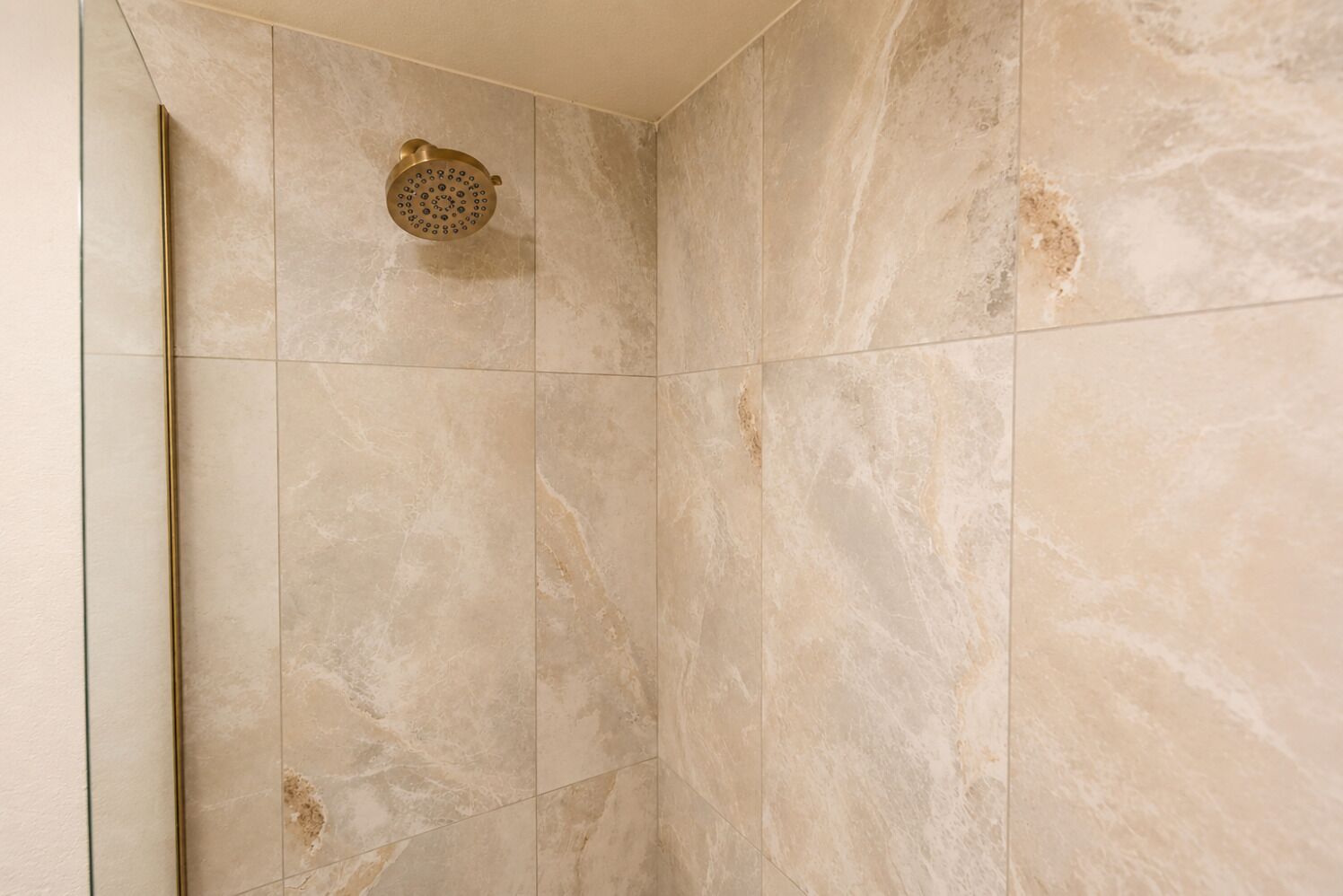 Habitación individual Deluxe, 1 cama King size | Baño | Regadera, toallas, jabón, shampoo 