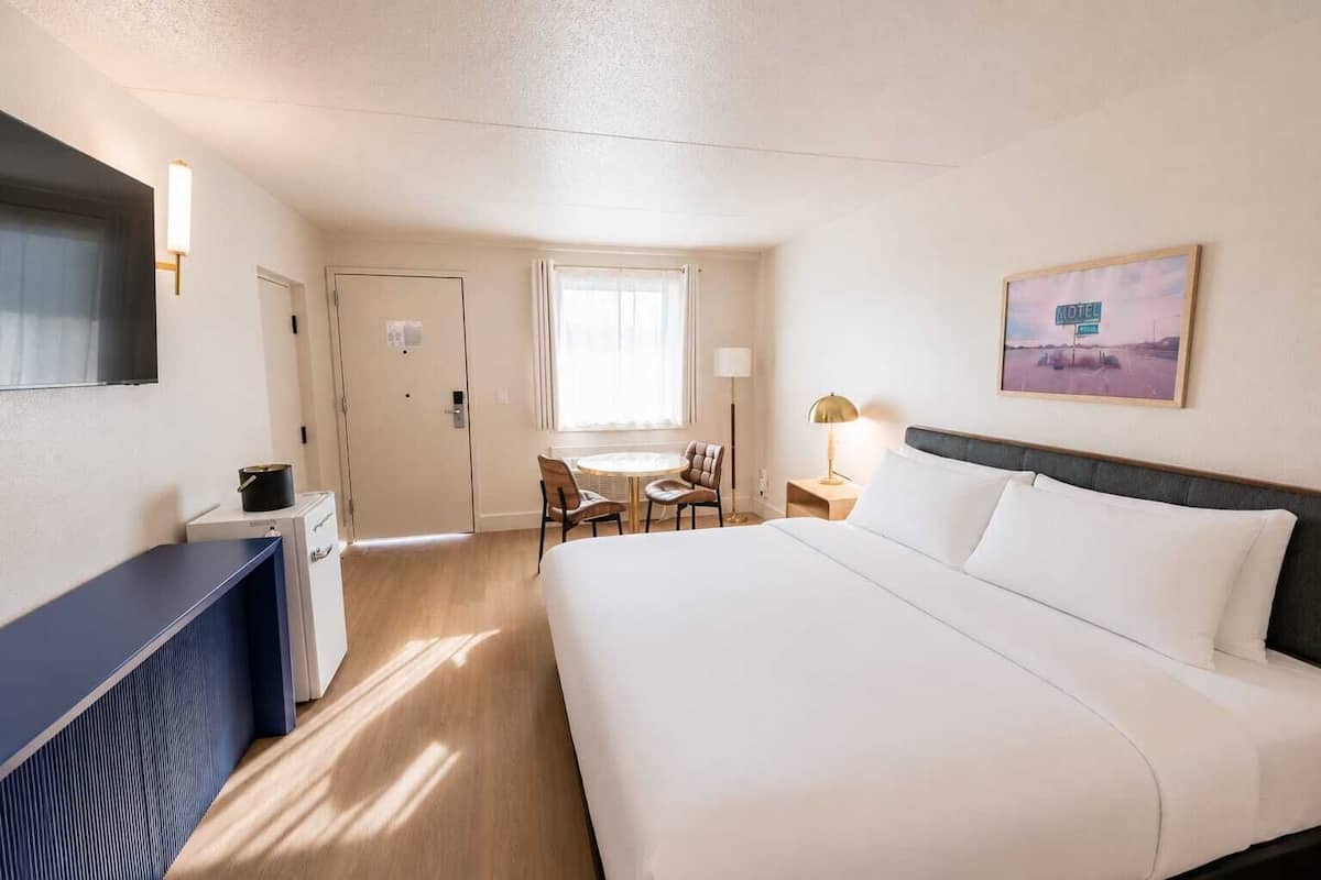 Habitación, 1 cama de matrimonio grande, ducha adaptada | Escritorio, espacio para trabajar con un portátil, wifi gratis