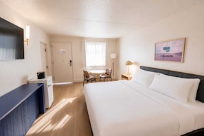 Habitación, 1 cama de matrimonio grande, ducha adaptada | Escritorio, espacio para trabajar con un portátil, wifi gratis
