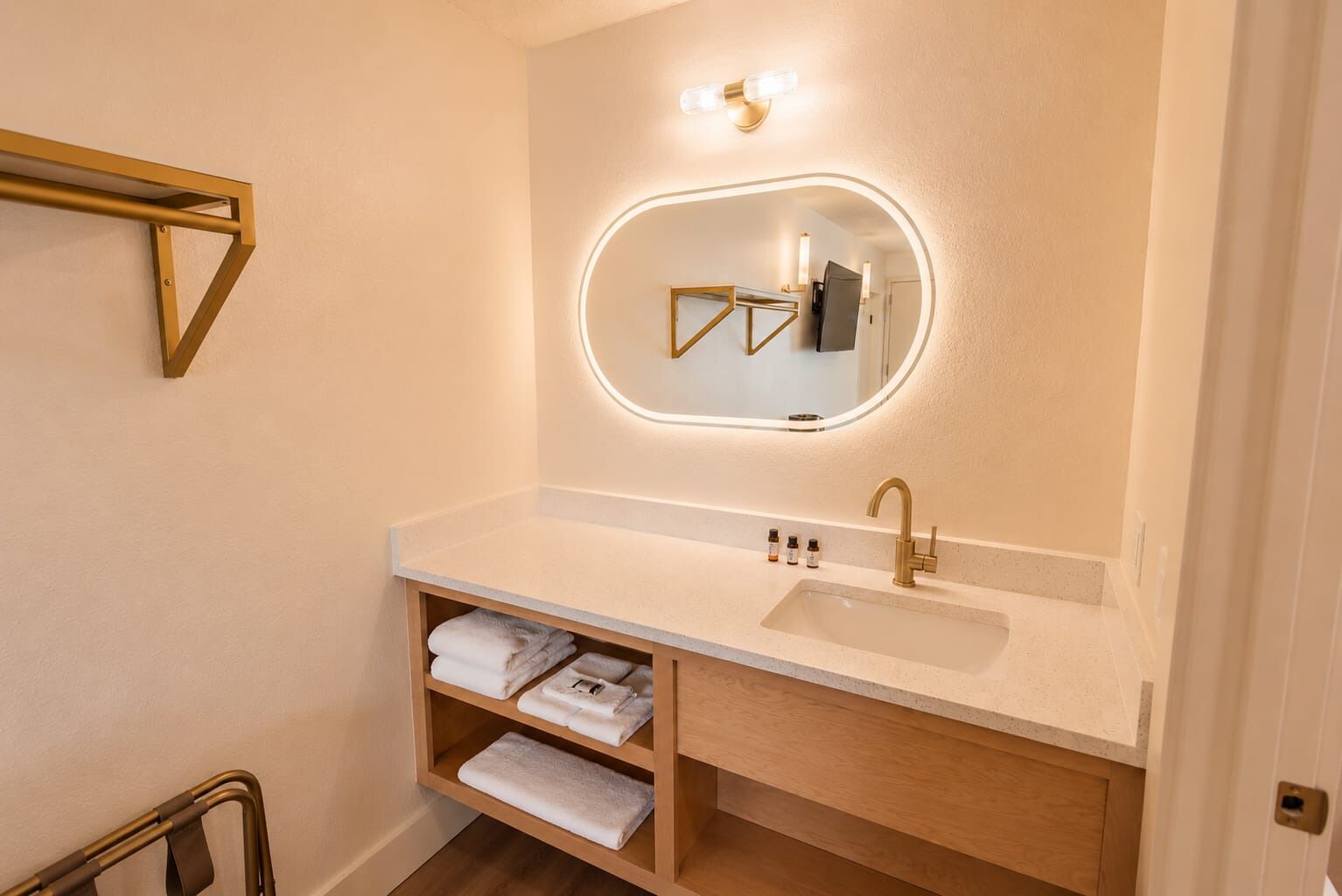 Classic Single Room, 1 King Bed | Bathroom | Shower, towels, soap, shampoo