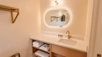 Classic Single Room, 1 King Bed | Bathroom | Shower, towels, soap, shampoo