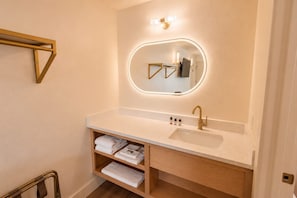 Habitación individual clásica, 1 cama King size | Baño | Regadera, toallas, jabón, shampoo