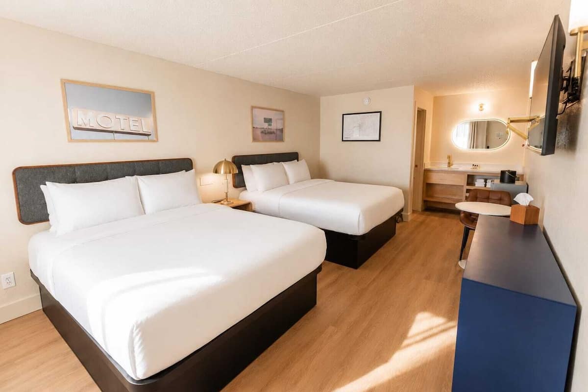 Habitación clásica doble, 2 camas de matrimonio | Escritorio, espacio para trabajar con un portátil, wifi gratis