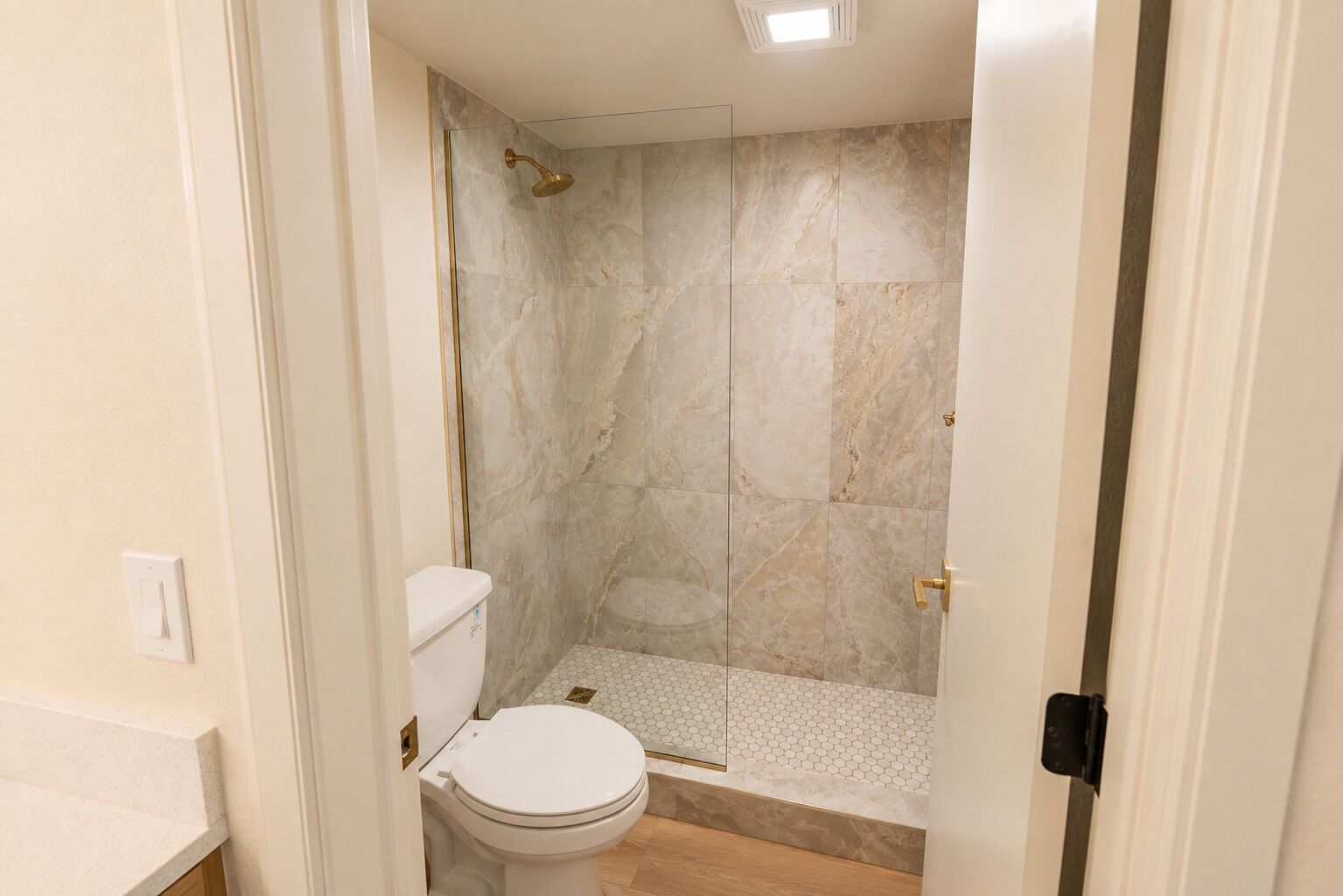 Habitación individual clásica, 1 cama King size | Baño | Regadera, toallas, jabón, shampoo 