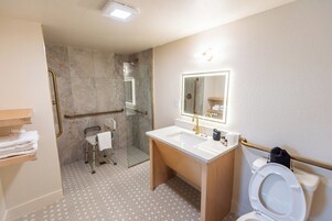 Un baño moderno con ducha, inodoro y lavamanos.