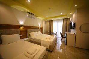 Quadruple Room, Sea View | In-room safe, desk, blackout drapes, free WiFi - Tonis Rooms Vlore (Vlore)