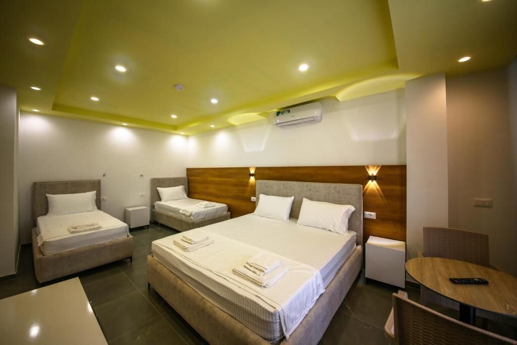 Quarto quádruplo, sacada, vista para o mar | Cofres nos quartos, escrivaninha, cortinas blackout, Wi-Fi de cortesia