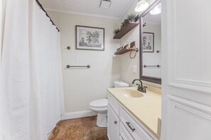 Shower, towels, toilet paper - Temporary Housing with 3 bed 2 bath pet friendly (Killeen)