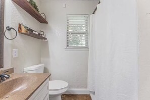 Shower, towels, toilet paper - Temporary Housing with 3 bed 2 bath pet friendly (Killeen)