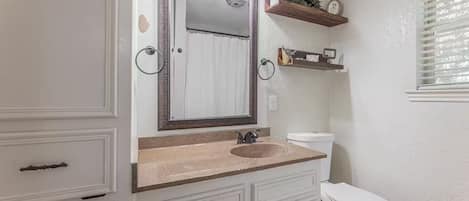 Regadera, toallas, papel de baño