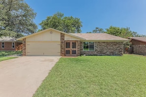 A single-story house with a garage, a brick exterior, and a well-maintained lawn. - Temporary Housing with 3 bed 2 bath pet friendly (Killeen)