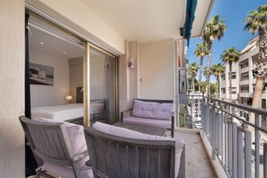 Terrace/patio - Spacious 3-Room Apartment in Central Juan Les Pins with Parking (Antibes)