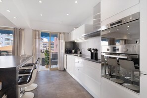 Fridge, microwave, oven, stovetop - Spacious 3-Room Apartment in Central Juan Les Pins with Parking (Antibes)