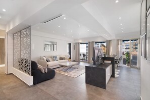 Ein modernes Wohnzimmer mit Sofa, Couchtisch und Schreibtisch.