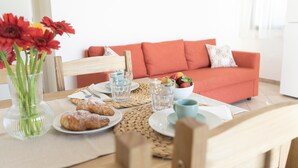 A breakfast table with pastries, a fruit bowl, and a vase of flowers. - Country House Frantoiano (ROSIGNANO MARITTIMO)