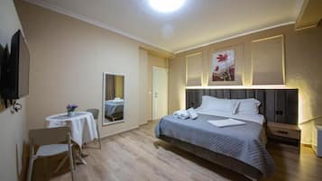 Doppelzimmer, Balkon | Verdunkelungsvorhänge, kostenloses WLAN, Bettwäsche