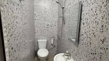 Doppelzimmer, Balkon | Badezimmer | Dusche, kostenlose Toilettenartikel, Haartrockner, Handtücher