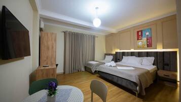 Dreibettzimmer, Balkon | Verdunkelungsvorhänge, kostenloses WLAN, Bettwäsche