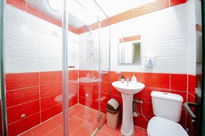 Shower, free toiletries, hair dryer, bidet - Eriks Rooms (Tirana)