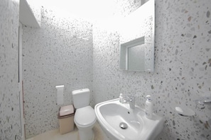 Chambre Double, balcon | Salle de bain