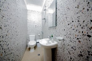 Ducha, artículos de tocador gratuitos, secador de pelo, toallas
