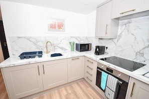 Fridge, microwave, oven, stovetop - Spacious 1BED Mezzanine Apartment in Central Leeds (Leeds)