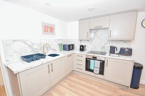 Fridge, microwave, oven, stovetop - Spacious 1BED Mezzanine Apartment in Central Leeds (Leeds)