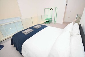 1 bedroom, desk, iron/ironing board, WiFi - Spacious 1BED Mezzanine Apartment in Central Leeds (Leeds)