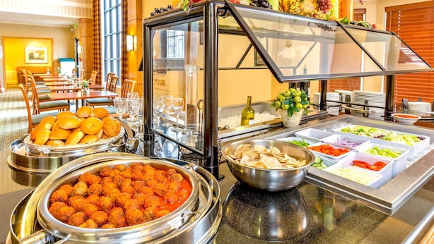 Ein reichhaltiges Buffet mit verschiedenen Speisen und einer Glaskühltruhe.